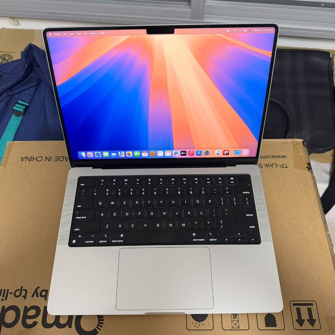 MacBook Pro 14-inch M3 Pro 18GB like new