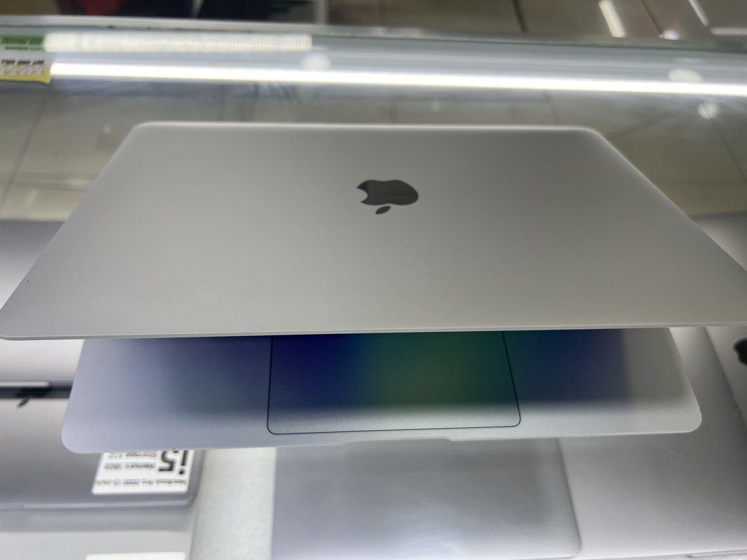 MacBook Air 2020 i5 13” (Category: Laptops & Notebooks) located in Manila. Submitted by vaniextura (Listing ID 1446969047, Image 2). Description: MacBook Air 2020 i3 13” Memory 8gb Storage 256gb Silver No issues or dents No history repair All good working Very smooth track pad and performance .