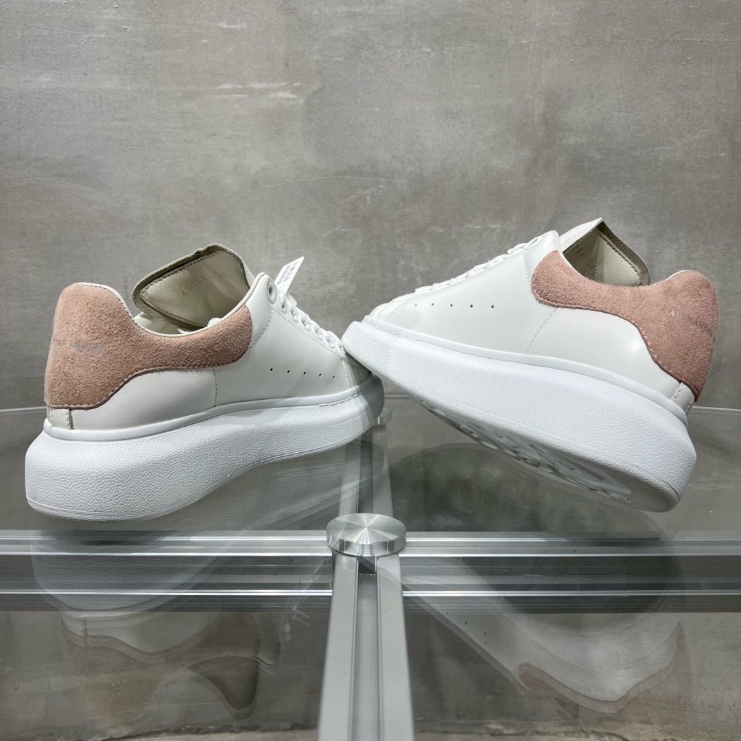 由 wd.select.shop (刊登 ID 1447043116，圖片 3) 提交，位於 桃園市 (Taoyuan) 的 McQueen 小白鞋 (類別：精品鞋款)，說明：*商品約五至七天到台 *保證正品歡迎驗貨 *精品代購 【商品】: 小白鞋 【狀況】: 如圖 【尺寸】: 36.5 【價格】: 8880 【備註】：匯款後7-11店到店+60。