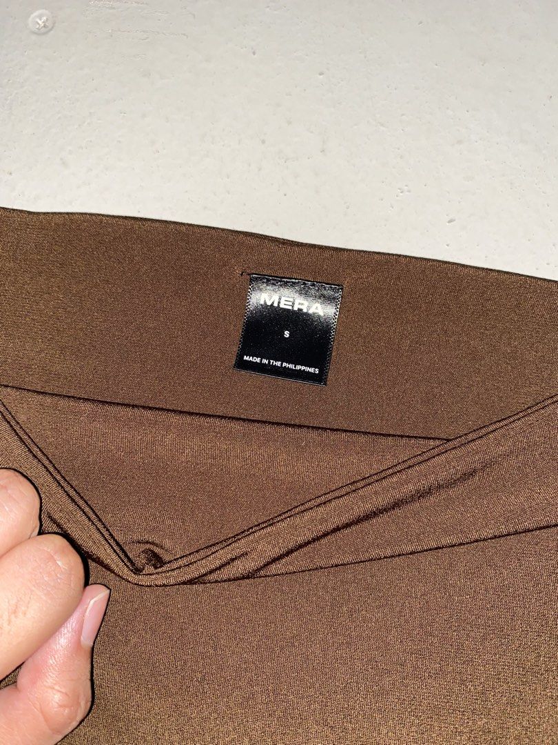 Mera Brown Alana Off Shoulder Top (Category: Others Tops) located in Manila. Submitted by mskenzi (Listing ID 1446997575, Image 3). Description: size small.