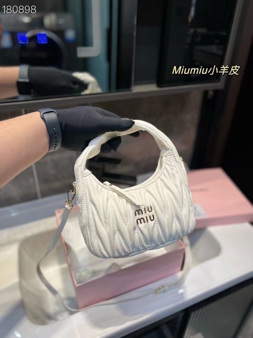 由 ebrattsher88549 (刊登 ID 1446980468，圖片 3) 提交，位於 台北市 (Taipei) 的 Miu Miu新品對花MiuWander手袋 (類別：手拿包)，說明：Miu Miu新品對花MiuWander手袋 採用進口小羊皮紋經典品牌標誌性Matelasse紋理繡花 復古磨砂五金，尺寸20 12cm。