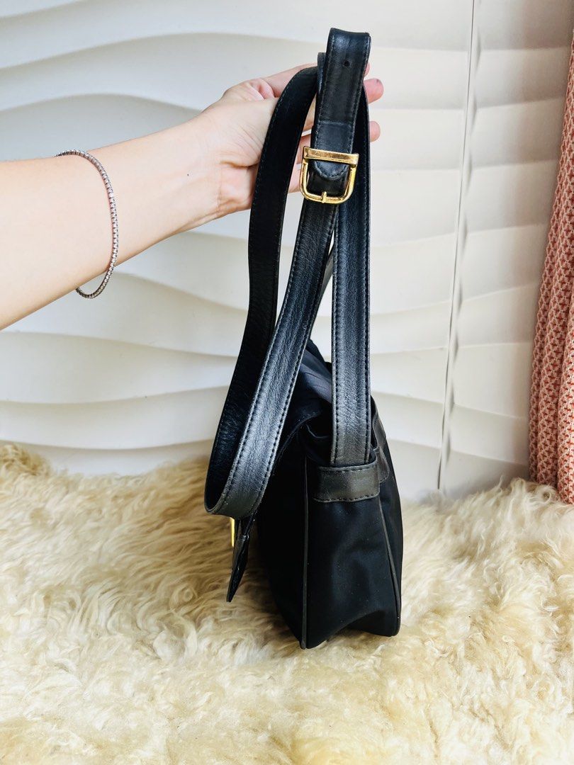 Moschino Crossbody Bag (Category: Cross-body Bags) located in Davao. Submitted by goodthingsph_ (Listing ID 1447034788, Image 2). Description: Near medium size .