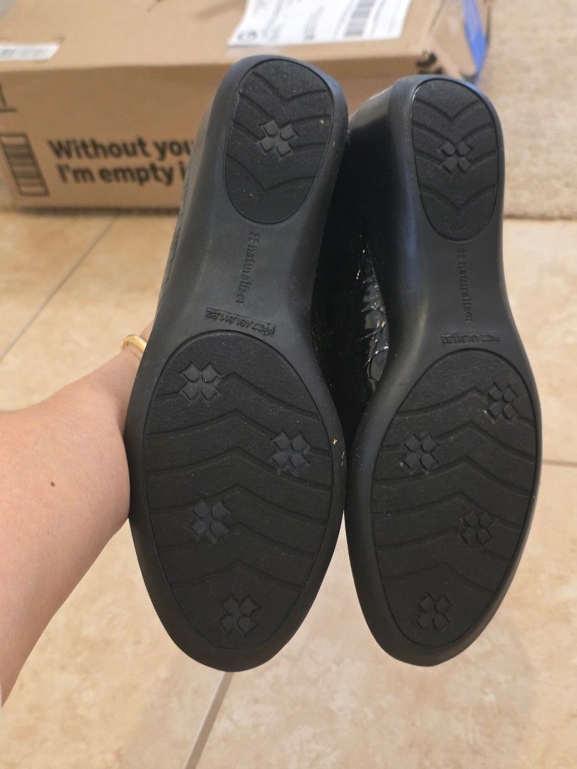 8.5 w Naturalizer Black Croc Embossed Slip-On Flats (Category: Flats & Sandals) located in Pasig City. Submitted by chinitafrommanila (Listing ID 1447098339, Image 2). Description: good as new - Brand: Naturalizer. 8.5 womens - Style: Slip-on flats - Color: Black - Texture: Croc-embossed all over - Features: Comfortable elastic strap across the top - Sole Detail: Unique flower pattern - Ideal for: Everyday wear, easy to slip on and go!.