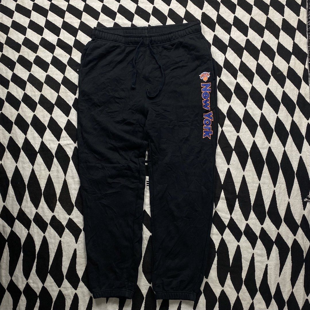 NBA New York Knicks Black Sweatpants (Category: Joggers) located in Cebu City. Submitted by theloose.thread (Listing ID 1447075314, Image 1). Description: - Official NBA licensed New York Knicks sweatpants - Size 34 (fits waist 86-109 cm) - Made from 100% soft cotton - Features a cool Knicks graphic on the side - Ideal for casual outings or relaxing at home - Care instructions: Hand wash with wool detergent.