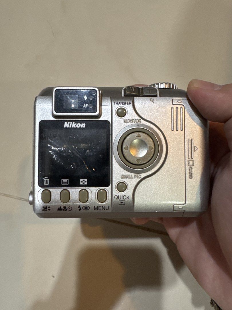 由 ill_mo (刊登 ID 1446947992，圖片 2) 提交，位於 台北市 (Taipei) 的 Nikon Coolpix 4300 二手數位相機 復古 CCD (類別：相機)，說明：單售空機 已測試過 出售前功能皆正常 螢幕老化不影響拍攝 不附電池與CF卡 加購電池+250 充電器+200。