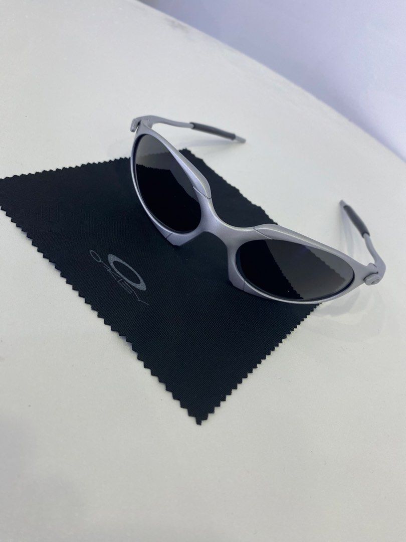 Oakley romeo silver and black (Category: Luxury Accessories) located in Manila. Submitted by ercmrsmam (Listing ID 1447059602, Image 1). Description: Oakley juliet In clear frame With free leather pouch Color may vary due to lighting Dm if interested 📩 will be posted on my carousell acc⬇️ Check out ercmrsmam listings on #Carousell: https://carousell.app.link/mu0SnqUHP3b 📍baclaran paranaque metro manila 🛵jnt/lalamove courier 💵 mop: gcash.