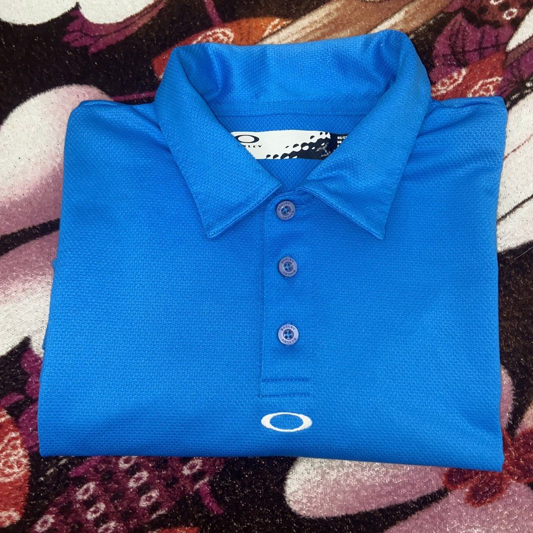 Oakley Mid Logo Polo Shirt (Category: Formal Shirts) located in Dasmarinas. Submitted by thrift2gems (Listing ID 1447057210, Image 1). Description: Oakley Mid Logo Polo Shirt✨ -WIDTH: 21.5 -LENGTH: 26.5 -COLOR RATE: 9.5/10 -CONDITION: 9.5/10 -ISSUE: NONE.