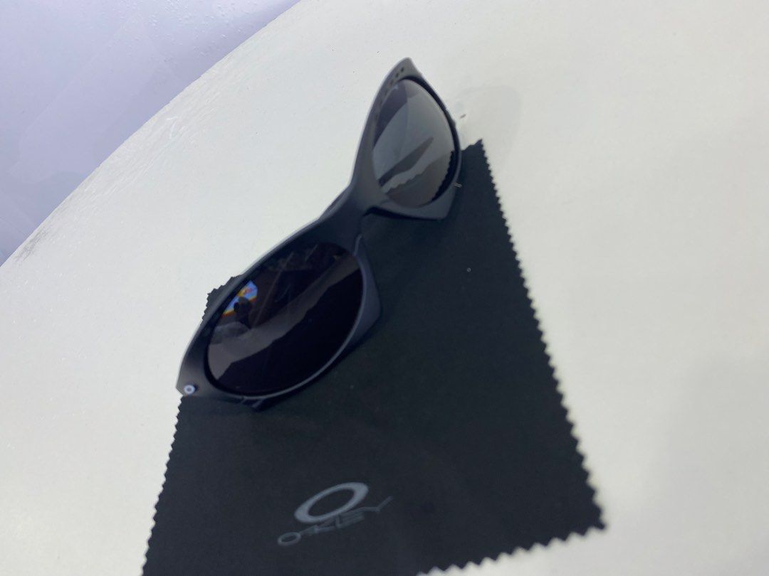 Oakley plantaris triple black (Category: Luxury Accessories) located in Manila. Submitted by ercmrsmam (Listing ID 1447060378, Image 3). Description: Oakley plantaris Triple black With free leather pouch Color may vary due to lighting Dm if interested 📩 will be posted on my carousell acc⬇️ Check out ercmrsmam listings on #Carousell: https://carousell.app.link/mu0SnqUHP3b 📍baclaran paranaque metro manila 🛵jnt/lalamove courier 💵 mop: gcash.