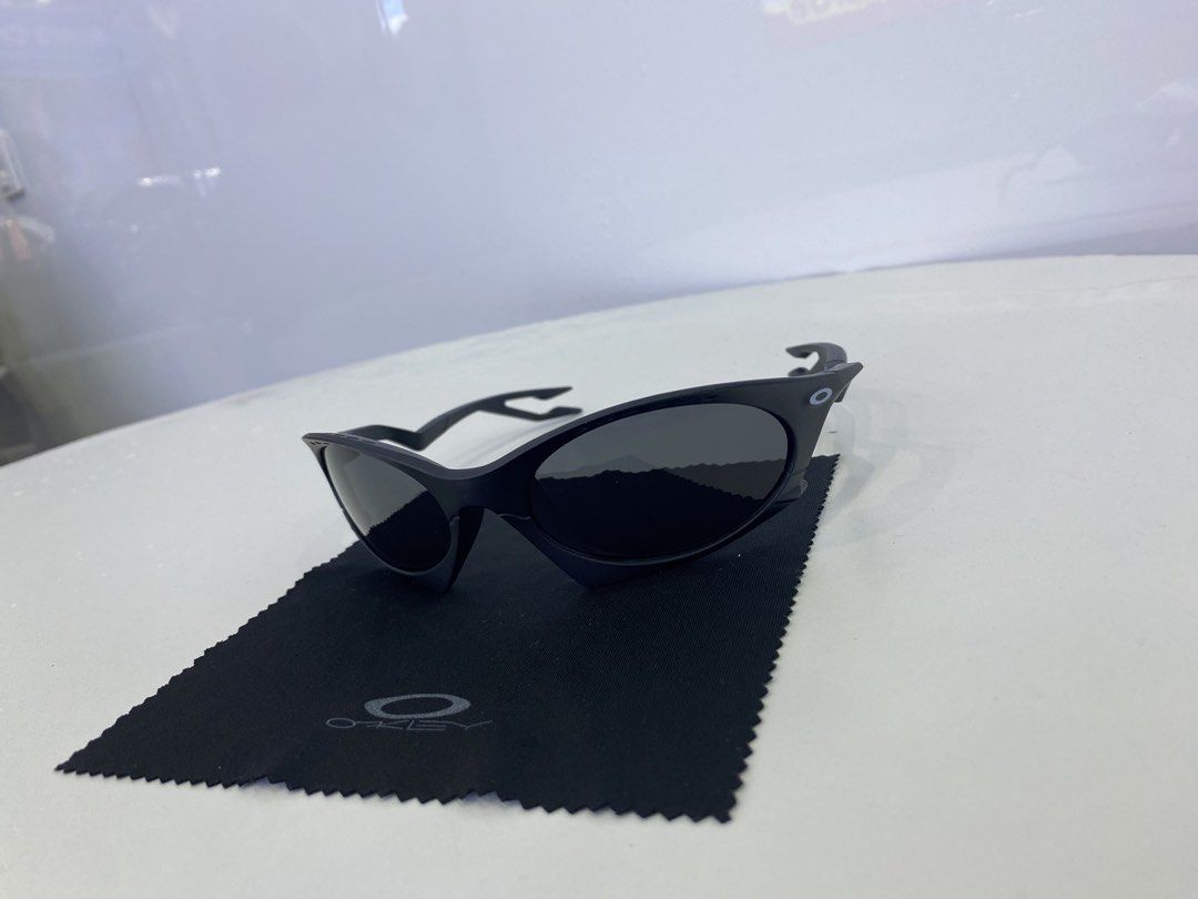 Oakley plantaris triple black (Category: Luxury Accessories) located in Manila. Submitted by ercmrsmam (Listing ID 1447060378, Image 1). Description: Oakley plantaris Triple black With free leather pouch Color may vary due to lighting Dm if interested 📩 will be posted on my carousell acc⬇️ Check out ercmrsmam listings on #Carousell: https://carousell.app.link/mu0SnqUHP3b 📍baclaran paranaque metro manila 🛵jnt/lalamove courier 💵 mop: gcash.