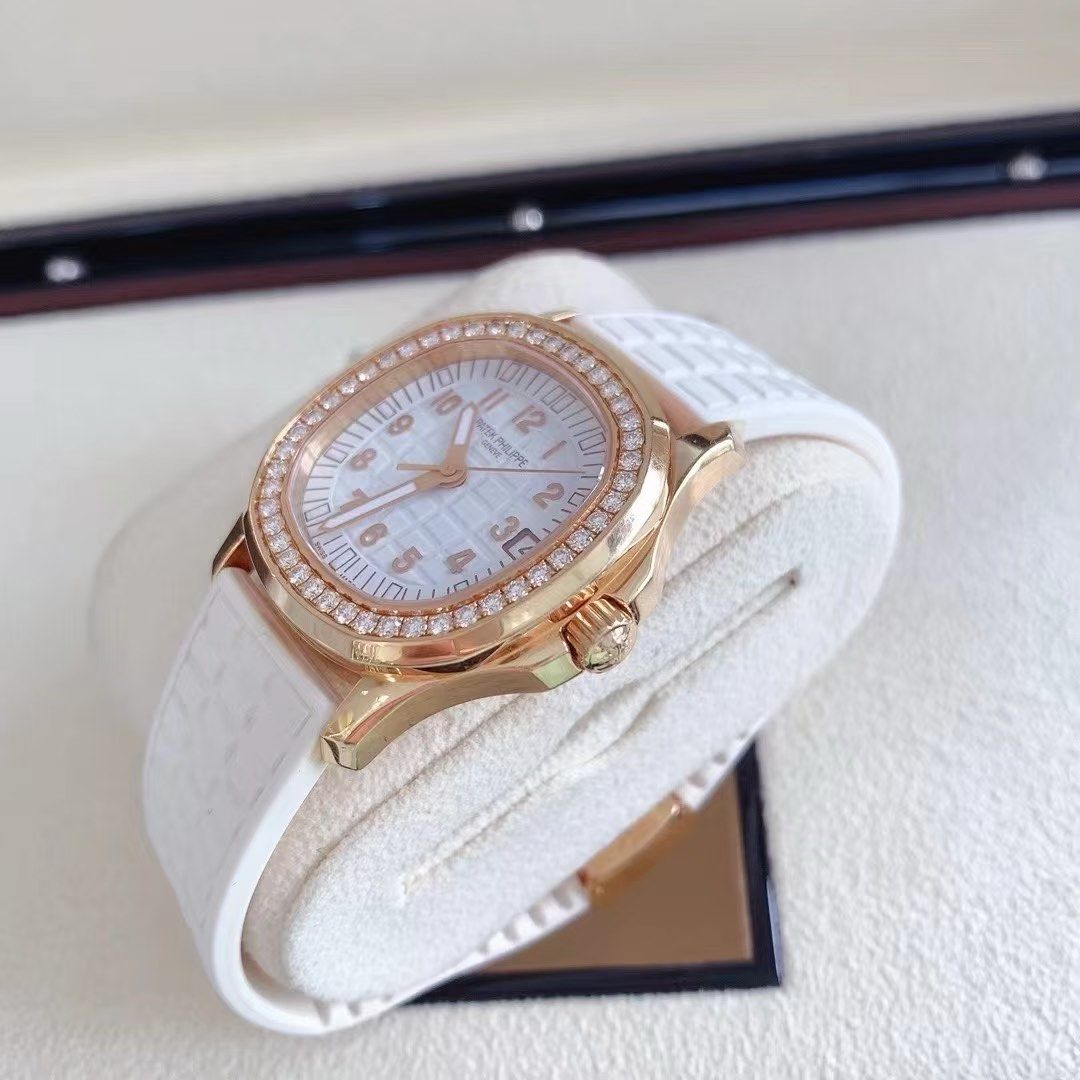 Patek Philippe 5068R-010 (Category: Watches) located in Singapore. Submitted by hermesloversg (Listing ID 1446984358, Image 2). Description: Preloved Patek Philippe 5068R-010 Rose gold snow white piece 9.5/10 New(original condition) The item shows minor signs of wear, such as small, intangible scratches. Full set with 2019 certificate .