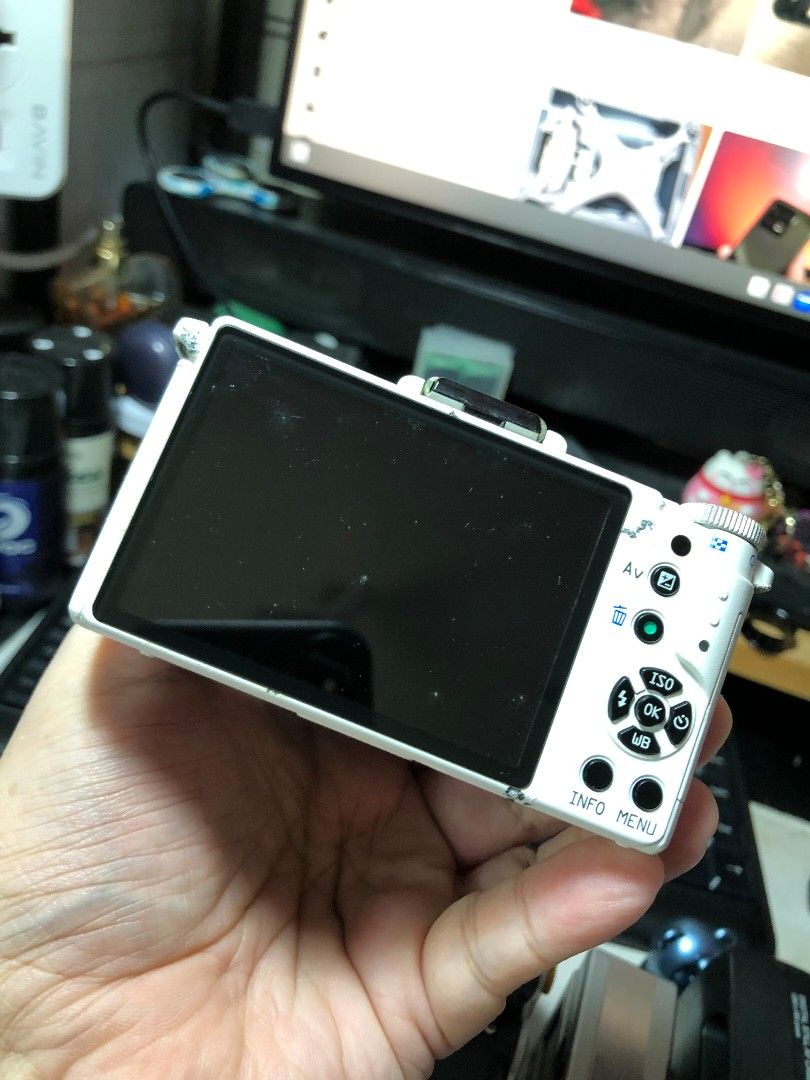 Pentax Q Mirrorless Digital Camera with lens (Category: Cameras) located in Mandaluyong City. Submitted by kuya.marks.retro.gadgets (Listing ID 1447012010, Image 3). Description: - Pentax Q digital camera - White body with silver accents - Comes with kitlens - Clear back screen and top controls - Battery compartment located on the bottom ISSUE: LCD blackout needs replacement It was still usable even with the issue until i sold the battery and mem
