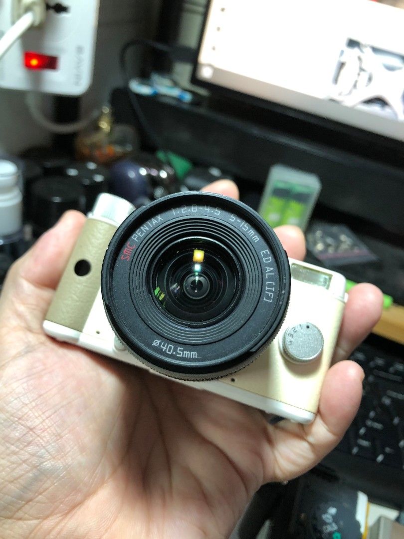 Pentax Q Mirrorless Digital Camera with lens (Category: Cameras) located in Mandaluyong City. Submitted by kuya.marks.retro.gadgets (Listing ID 1447012010, Image 1). Description: - Pentax Q digital camera - White body with silver accents - Comes with kitlens - Clear back screen and top controls - Battery compartment located on the bottom ISSUE: LCD blackout needs replacement It was still usable even with the issue until i sold the battery and mem