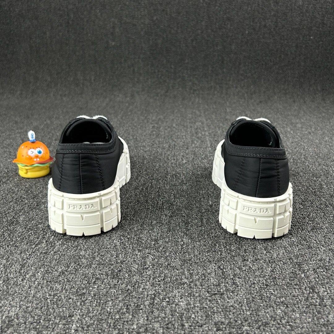 由 wd.select.shop (刊登 ID 1447000119，圖片 3) 提交，位於 桃園市 (Taoyuan) 的 Prada板鞋 (類別：精品鞋款)，說明：*商品約五至七天到台 *保證正品歡迎驗貨 *精品代購 【商品】: 板鞋 【狀況】: 如圖 【尺寸】: 37 【價格】: 8880 【備註】：匯款後7-11店到店+60。