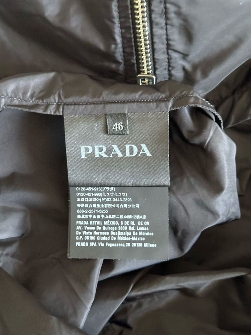 由 wd.select.shop (刊登 ID 1447045243，圖片 3) 提交，位於 桃園市 (Taoyuan) 的 Prada外套 (類別：精品服飾)，說明：*商品約五至七天到台 *保證正品歡迎驗貨 *精品代購 【商品】: 外套 【狀況】: 如圖 【尺寸】: 46 【價格】: 16880 【備註】：匯款後7-11店到店+60。