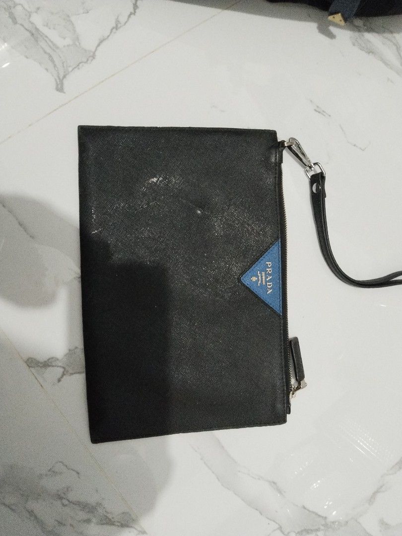 Prada made in Italy (Category: Luxury Bags & Wallets) located in Loay. Submitted by newdeer-a792e8 (Listing ID 1447102349, Image 1). Description: .