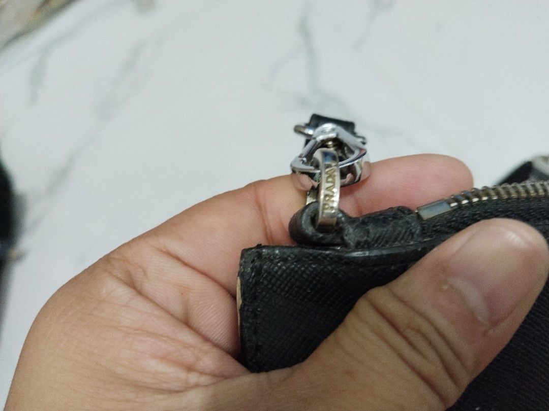 Prada made in Italy (Category: Luxury Bags & Wallets) located in Loay. Submitted by newdeer-a792e8 (Listing ID 1447102349, Image 3). Description: .