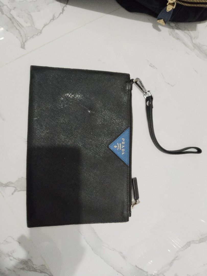 Prada made in Italy (Category: Luxury Bags & Wallets) located in Loay. Submitted by newdeer-a792e8 (Listing ID 1447102349, Image 2). Description: .