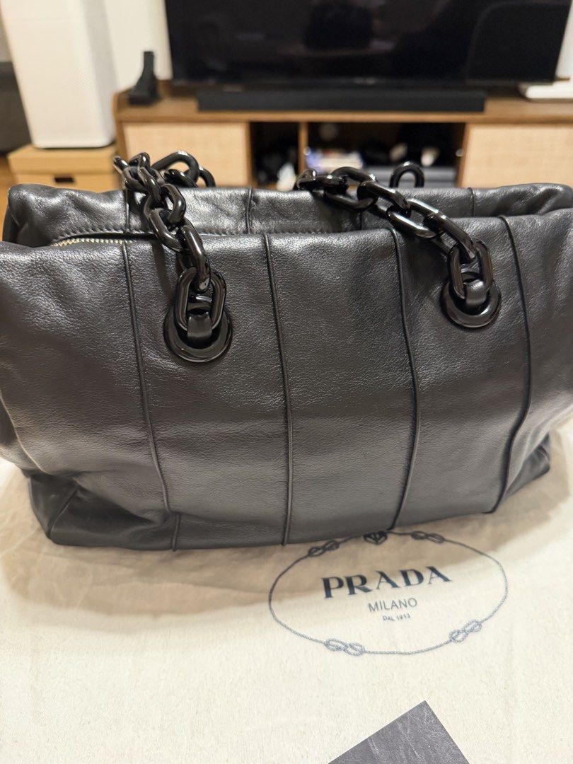 Prada Nappa Leather Chain Tote – Authentic (Category: Luxury Bags & Wallets) located in Makati City. Submitted by quert03 (Listing ID 1447049814, Image 2). Description: Elegant and stylish Prada leather shoulder bag crafted from soft black nappa leather with statement oversized resin chain handles. A timeless piece that easily transitions from casual to dressy. ✨ Details: * Authentic Prada * Soft black nappa leather * Oversized black resin chain 