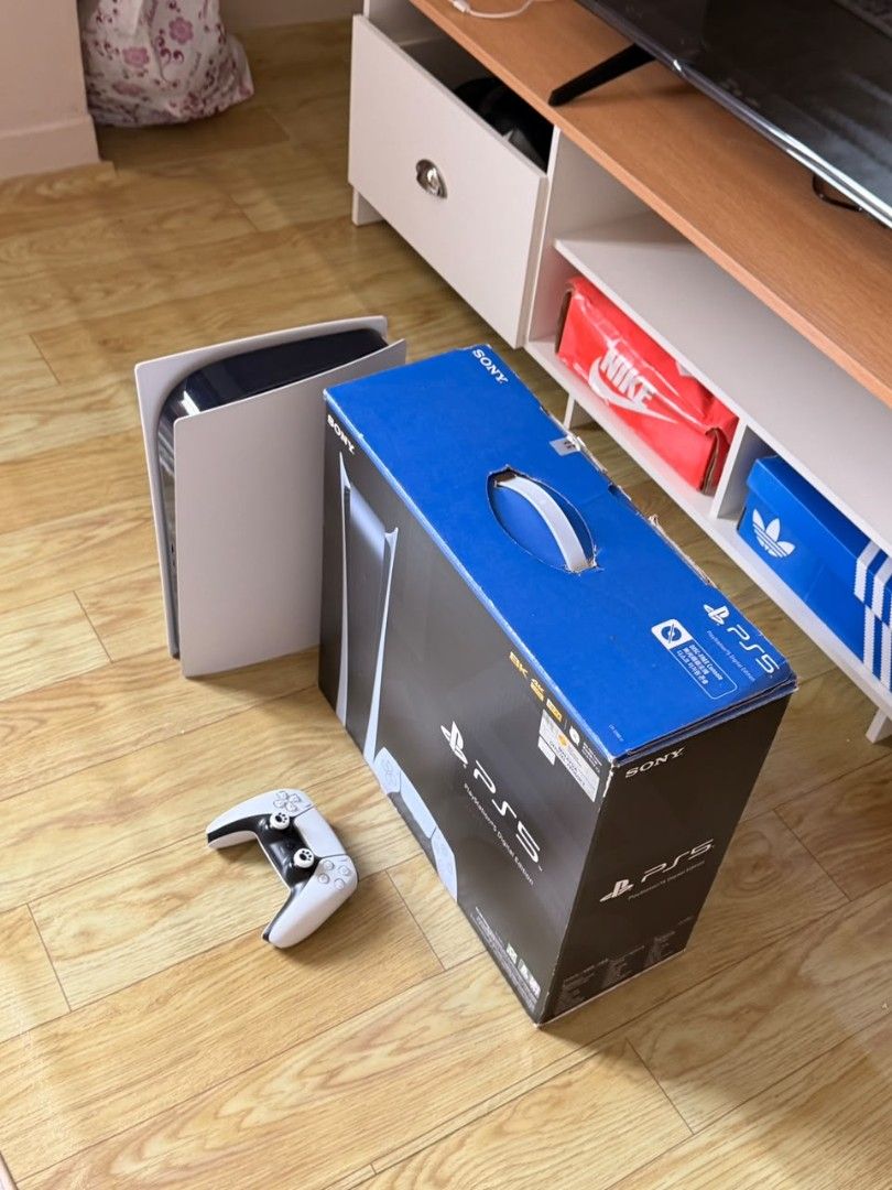 Ps5 fat digital 825GB (Category: PlayStation) located in Kuantan. Submitted by itcitygadjet (Listing ID 1446956578, Image 2). Description: Ps5 Fat digital 825gb dalam dah ada game macam dalam gambar Semua function dengan baik.