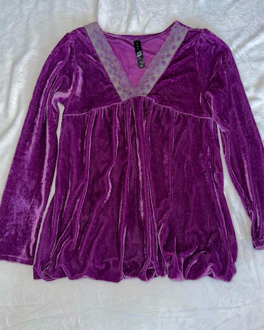 purple velvet balloon top (Category: Blouses) located in Las Pinas. Submitted by cccurations (Listing ID 1447029560, Image 1). Description: 🔖 purple velvet balloon top 🪡 brand: Q2 🪡 length: 25.5” 🪡 shoulder to pit: 8” 🪡 pit to cuff: 17” 🪡 bust: 24.4” 🔖 ₱200 🔖 comment “mine” to get the item! 🔖 comment “next” if you’re willing to get the item when the first miner failed to send their order form or settle the payment on time..