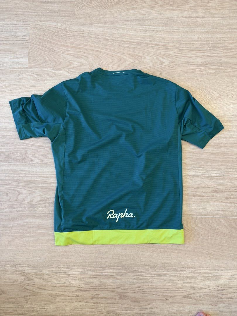Rapha tee （分類：單車）位於 Hong Kong。 由 kwongtau 提交（商品編號 1447021602，圖片 2）。簡介： - 品牌：Rapha - 款式：騎行 Tee - 尺碼：L - 顏色：深綠色配螢光黃邊 - 特點：透氣、舒適、設計獨特 - 適合：單車活動、日常休閒 - 荃灣區交收或SF到付。