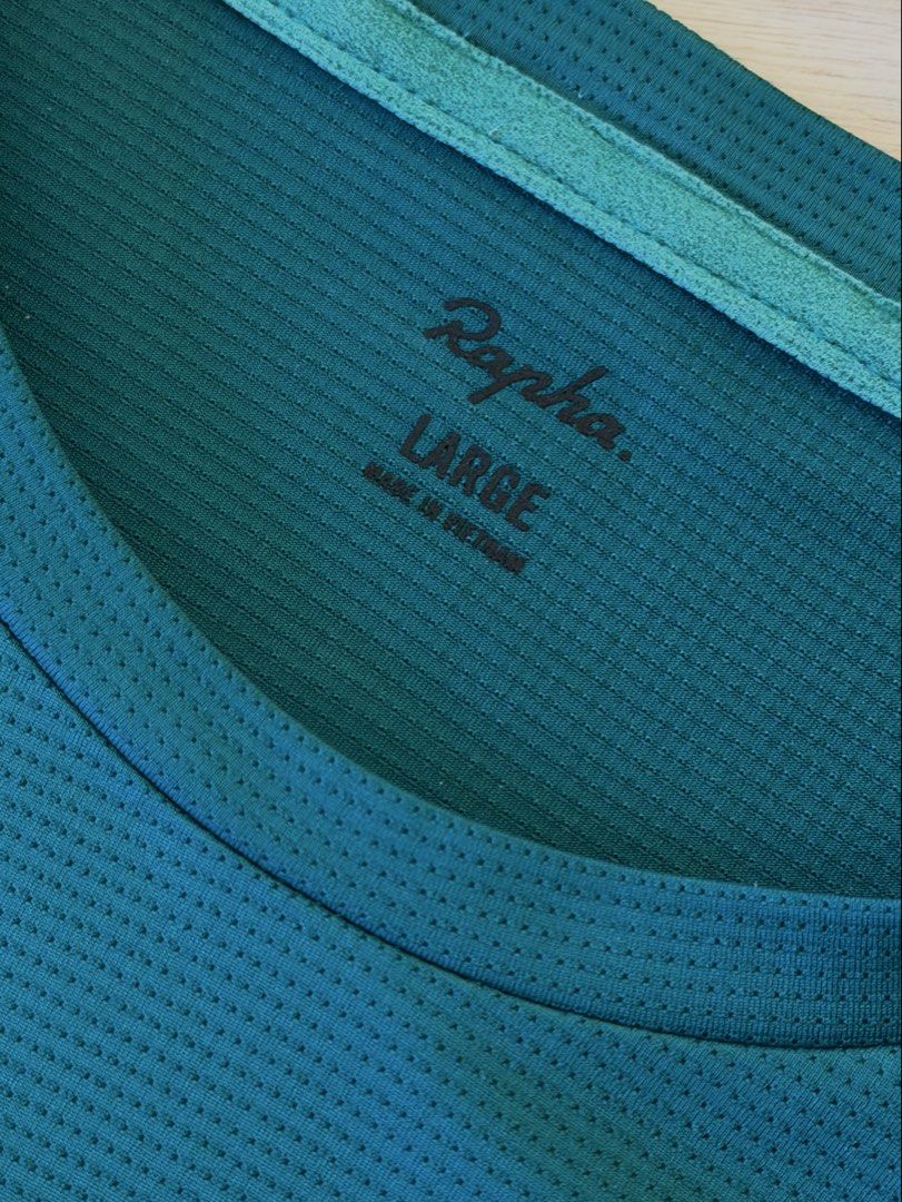 Rapha tee （分類：單車）位於 Hong Kong。 由 kwongtau 提交（商品編號 1447021602，圖片 3）。簡介： - 品牌：Rapha - 款式：騎行 Tee - 尺碼：L - 顏色：深綠色配螢光黃邊 - 特點：透氣、舒適、設計獨特 - 適合：單車活動、日常休閒 - 荃灣區交收或SF到付。