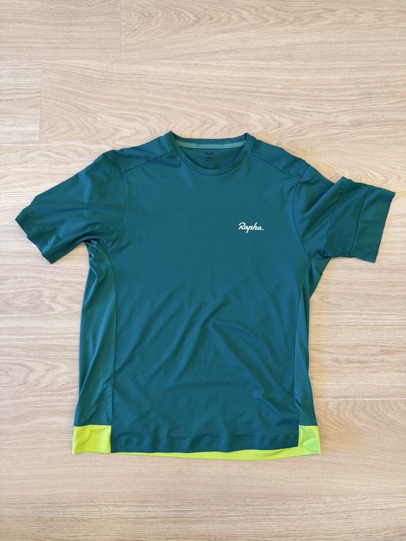 Rapha tee （分類：單車）位於 Hong Kong。 由 kwongtau 提交（商品編號 1447021602，圖片 1）。簡介： - 品牌：Rapha - 款式：騎行 Tee - 尺碼：L - 顏色：深綠色配螢光黃邊 - 特點：透氣、舒適、設計獨特 - 適合：單車活動、日常休閒 - 荃灣區交收或SF到付。