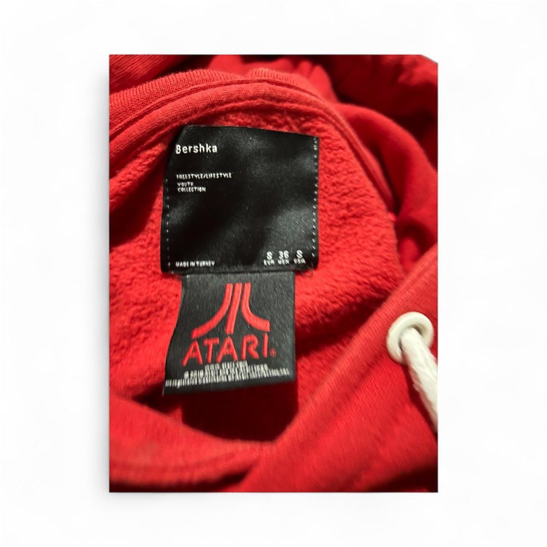 Rare Bershka x Atari Red Hoodie (Category: Hoodies) located in Pasig City. Submitted by johnlovesgaming (Listing ID 1447089047, Image 3). Description: - Bershka Atari Hoodie - Color: Red - Classic Atari logo on front - Ribbed cuffs with white stripes - Size: S American size Fits S to M - Made in Turkey.