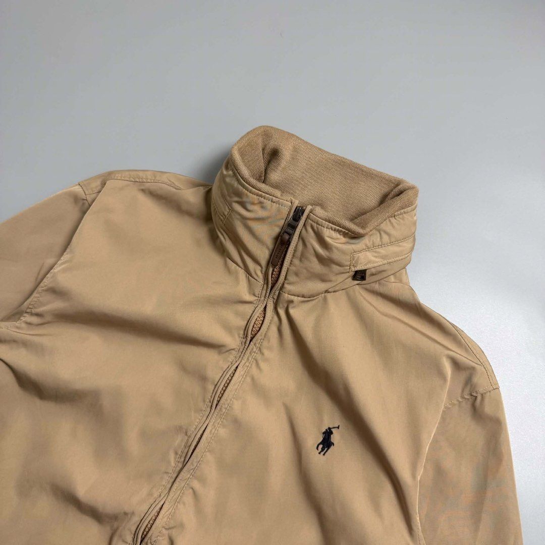 RL LIGHTWEIGHT JACKET (Category: Coats, Jackets and Outerwear) located in San Pablo. Submitted by pj_thrifthings (Listing ID 1447077538, Image 2). Description: RALPH LAUREN LIGHTWEIGHT JACKET This beige Polo Ralph Lauren jacket features a high ribbed collar and a signature navy embroidered pony logo. Small on tag 22 - Width 27.5 - Length Asnew Flawless Can do shipping nationwide ✈️.