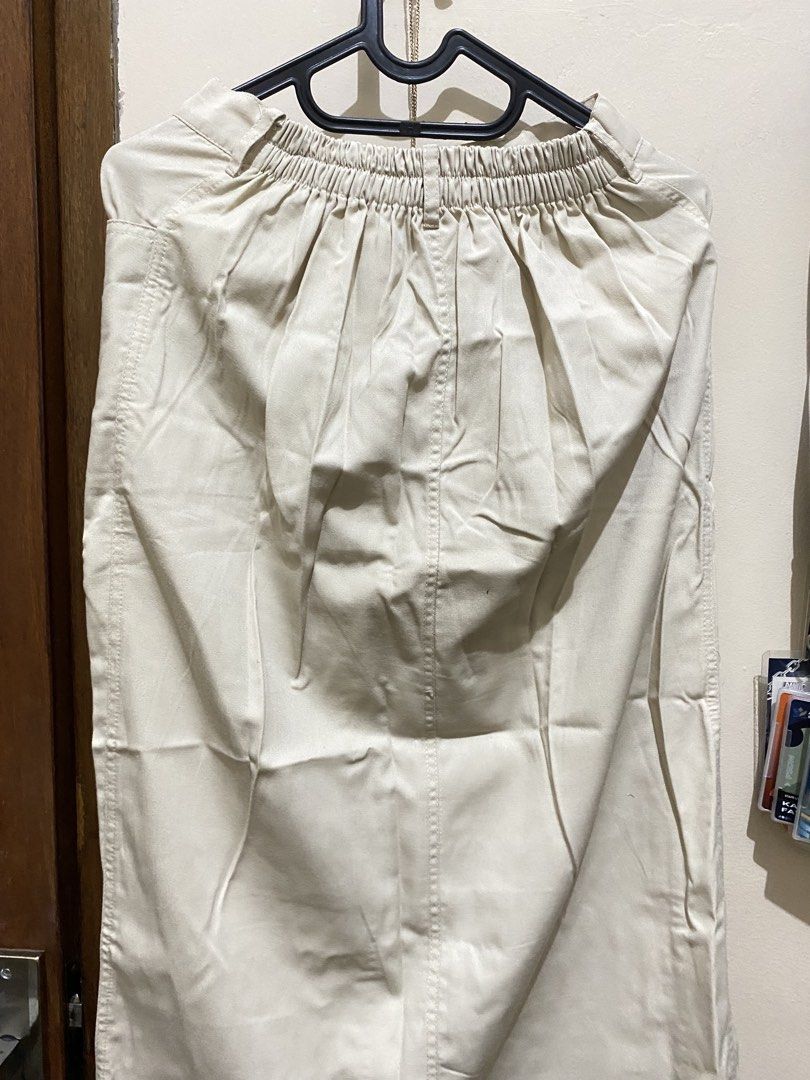 rok span (Kategori: Gaun & Rok) berada di Depok. Dikirim oleh shashipreloved (ID iklan 1447030112, Gambar 3). Deskripsi: rok span warna khaki good condition no deffect ada belahan di tengah bawah .
