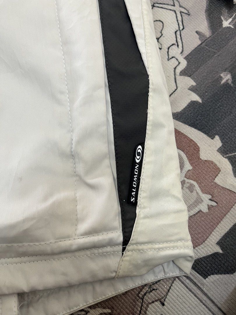 Salomon technical ski jacket (Category: Coats, Jackets and Outerwear) located in Kuala Terengganu. Submitted by jammmaaallllllthrifttt (Listing ID 1446978621, Image 3). Description: condition 8/10 p24 ld28 lb30.5 dalam pecah.
