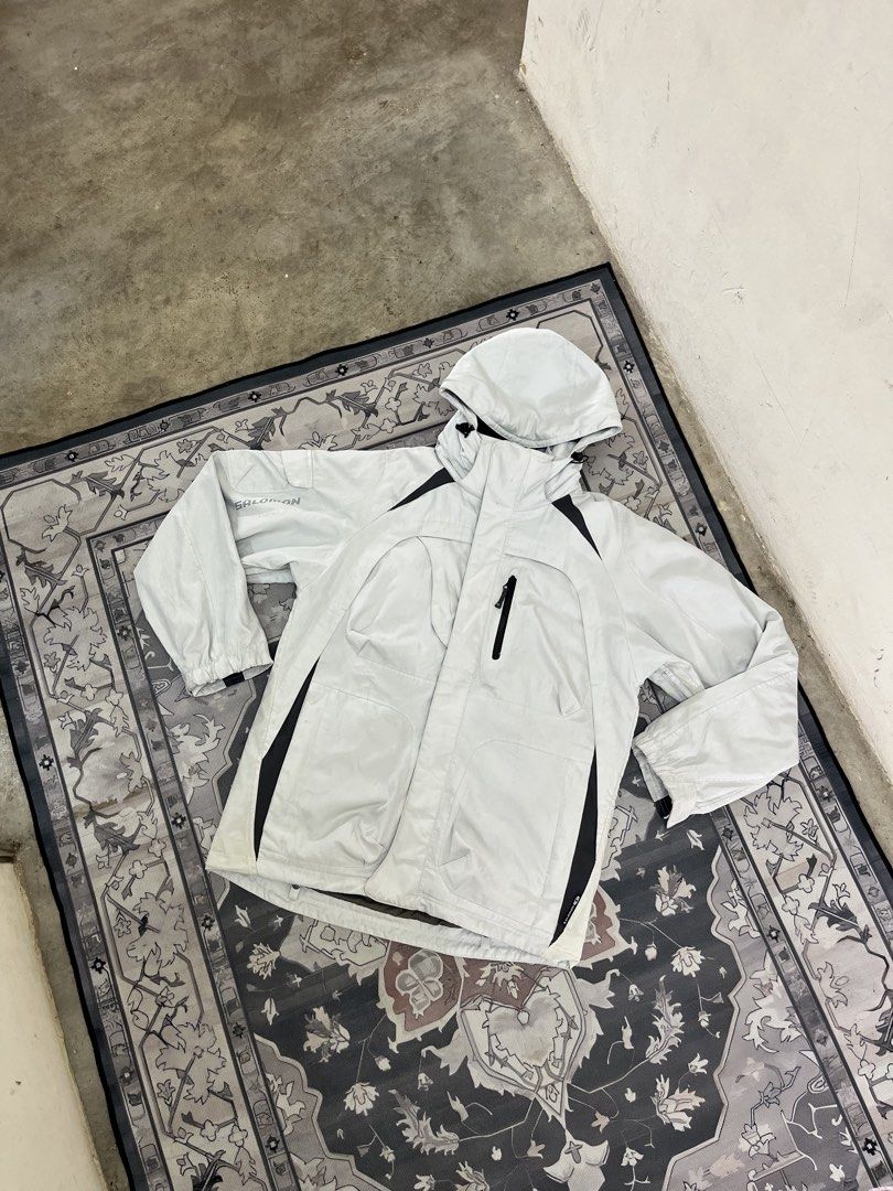 Salomon technical ski jacket (Category: Coats, Jackets and Outerwear) located in Kuala Terengganu. Submitted by jammmaaallllllthrifttt (Listing ID 1446978621, Image 1). Description: condition 8/10 p24 ld28 lb30.5 dalam pecah.