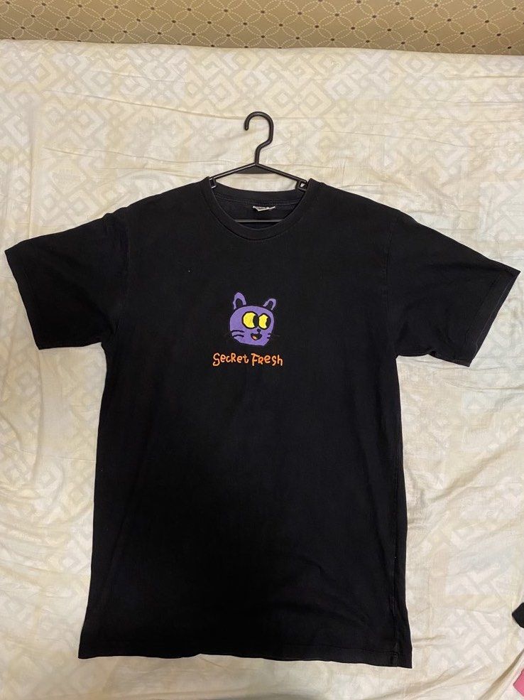 Secret Fresh Graphic Black Tee (Category: Tshirts & Polo Shirts ) located in Taguig. Submitted by ayo.pie (Listing ID 1447022369, Image 1). Description: - Secret Fresh Graphic Tee (Second hand) - Black “Good Times Here” - L / EU 52 / UK 42 / US 42 RFS: Decluttering Original price: ₱1,300 Selling for: ₱500 (negotiable) - Authentic - Condition: Like new, No fading, no damage - Front Design: Purple cat graphic with ‘Secret Fresh’ text - Back Design: