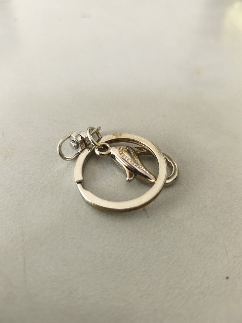 Split Ring Keychain (Category: Craft Supplies & Tools) located in Singapore. Submitted by minghong86 (Listing ID 1446936337, Image 1). Description: All metal, silver-toned finish.