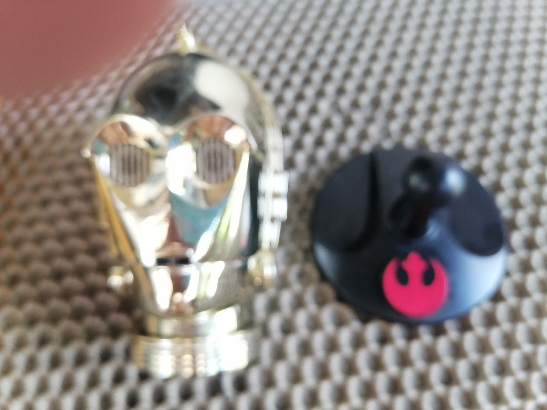 Starwars C3P0 display bust (Category: Figurines & Statues) located in Makati City. Submitted by flash20 (Listing ID 1446959705, Image 2). Description: Limited release C 3P0 head bust, head bust approx 5-6 inches big, some stain on gold chrome, electronics not working.