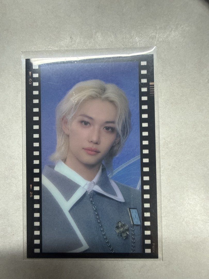 Stray Kids Felix Photocard Film Strip Style （分類：韓流周邊）位於 Hong Kong。 由 fumihoujou.1 提交（商品編號 1447021222，圖片 1）。簡介： Felix photocard from Stray Kids. It has a film strip border design. The photo shows Felix with blonde hair wearing a blue outfit. Great for any STAY's collection.。