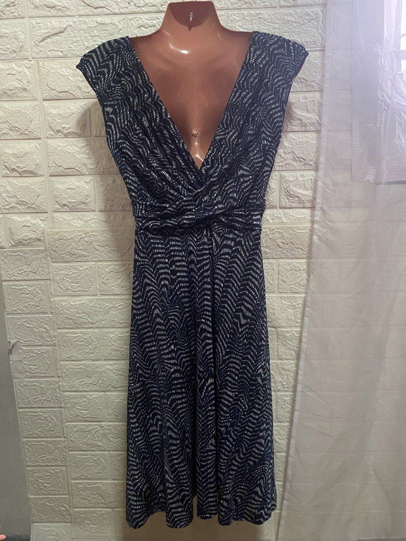 Tango navy blue & white abstract print faux-wrap dress Dress M-L (Category: Dresses) located in Paranaque City. Submitted by ChloeCharles (Listing ID 1447068750, Image 2). Description: Stretchable 95% polyester / 5% spandex blend Faux-wrap / surplice front with side ruching at the waist, pullover style Length: Midi.