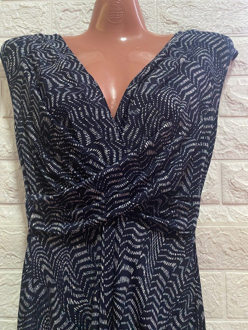Tango navy blue & white abstract print faux-wrap dress Dress M-L (Category: Dresses) located in Paranaque City. Submitted by ChloeCharles (Listing ID 1447068750, Image 3). Description: Stretchable 95% polyester / 5% spandex blend Faux-wrap / surplice front with side ruching at the waist, pullover style Length: Midi.