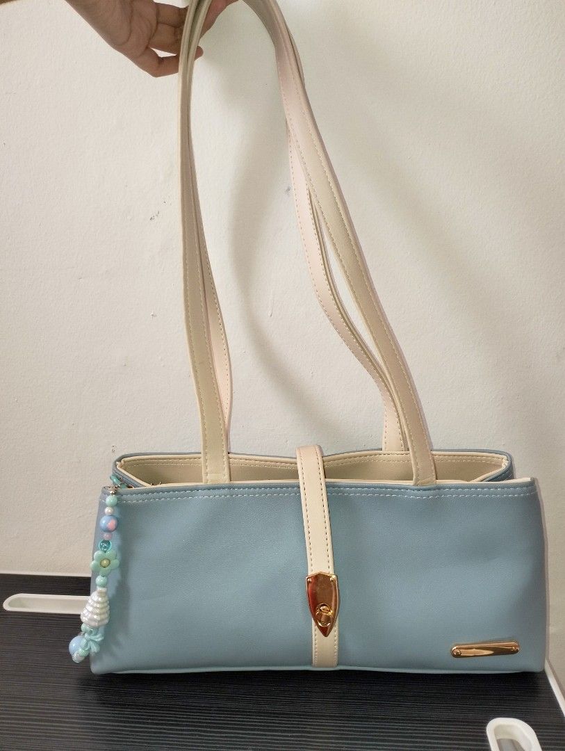 TAS BAHU (2 RUANG) + GANTUNGAN (Kategori: Tas & Dompet Wanita) berada di Jakarta Pusat. Dikirim oleh besweet.collection_corner (ID iklan 1447106379, Gambar 1). Deskripsi: Dapat gantungan tidak ada tali selempang lagi (hanya 1 tali bahu saja).