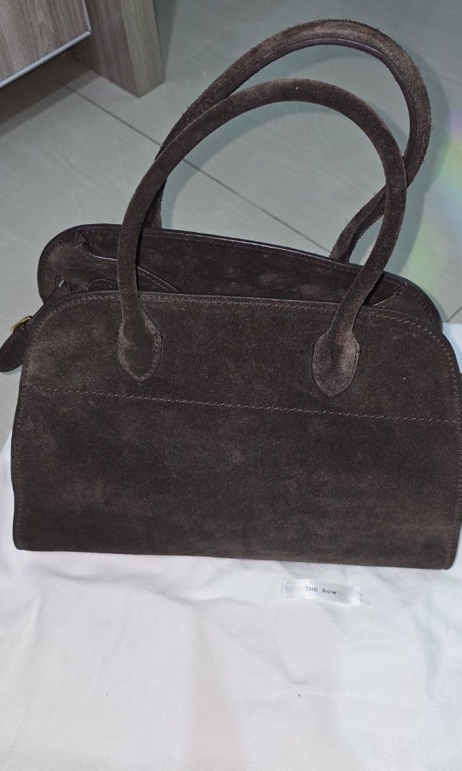 The Row Suede (Kategori: Tas & Dompet) berada di Tangerang. Dikirim oleh goodgethome (ID iklan 1446943230, Gambar 1). Deskripsi: Leather 100% Preloved with good condition. Toko Oren--> GoodGetHome_ (Requested) SERIOUS BUYER IS VERY WELCOME 🤗 happy shopping 😁.