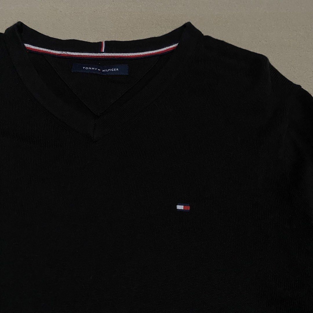 Tommy Hilfiger Knit Longsleeve (Category: Coats, Jackets and Outerwear) located in Polomolok. Submitted by larnel (Listing ID 1447037667, Image 3). Description: - Good as new - Size medium (unisex) - Dimension:20x29 | Hem 14 - No flaws.
