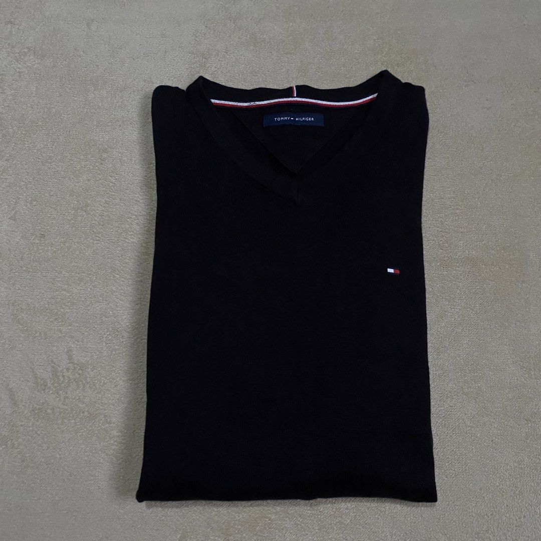 Tommy Hilfiger Knit Longsleeve (Category: Coats, Jackets and Outerwear) located in Polomolok. Submitted by larnel (Listing ID 1447037667, Image 2). Description: - Good as new - Size medium (unisex) - Dimension:20x29 | Hem 14 - No flaws.