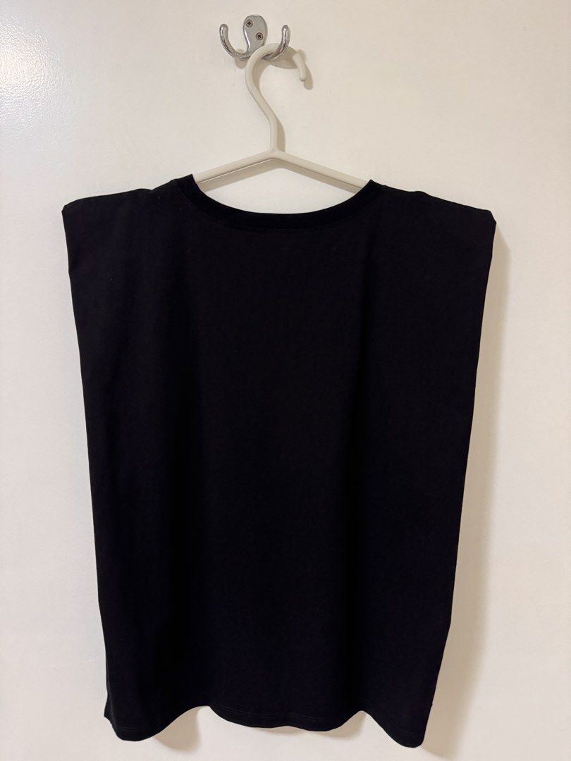 Toright Womens Sleeveless Shirt (Category: Shirts) located in Mandaluyong City. Submitted by axos723 (Listing ID 1447069611, Image 2). Description: ➡️Please read item description carefully below (click read more 👇) ➡️Item is AVAILABLE ➡️Guaranteed 💯 %Authentic ➡️1-Day Reservation only ➡️First to pay gets the item ➡️For SURE BUYERS only please. -Price: P 200+SF -Brand:Toright -Size: Small -Color: Black (Color may vary due to lighting and phone s