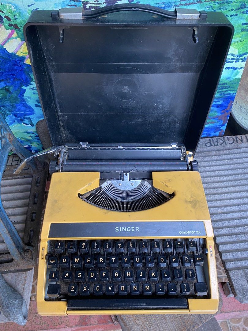 Typewriter Singer Antik (Category: Vintage Collectibles) located in Bangi. Submitted by shzninaa (Listing ID 1446932268, Image 1). Description: .