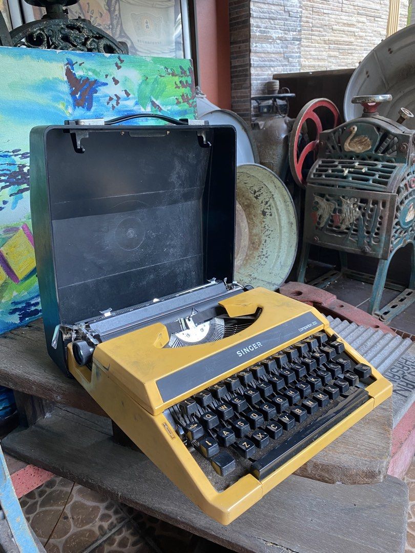 Typewriter Singer Antik (Category: Vintage Collectibles) located in Bangi. Submitted by shzninaa (Listing ID 1446932268, Image 3). Description: .