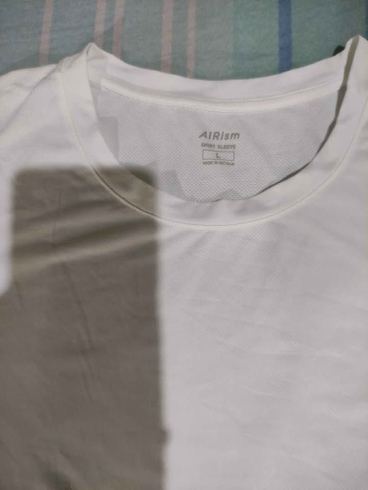 Uniqlo AIRism Undershirt White Large (Category: Tshirts & Polo Shirts ) located in Manila. Submitted by john16bit (Listing ID 1446959266, Image 2). Description: - Uniqlo AIRism Undershirt Black - Sizing: L - Versatile for everyday wear or layering - Feels like quick-dry fabric - Issue: Some yellowing, na stuck sa closet RFS: Masyado malaki sakin.