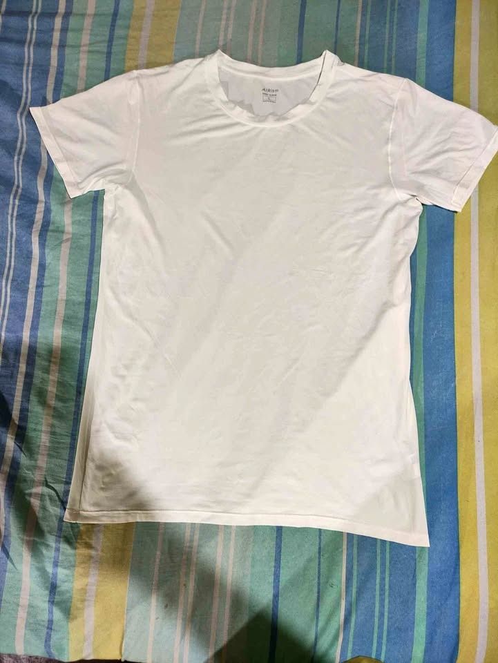 Uniqlo AIRism Undershirt White Large (Category: Tshirts & Polo Shirts ) located in Manila. Submitted by john16bit (Listing ID 1446959266, Image 1). Description: - Uniqlo AIRism Undershirt Black - Sizing: L - Versatile for everyday wear or layering - Feels like quick-dry fabric - Issue: Some yellowing, na stuck sa closet RFS: Masyado malaki sakin.