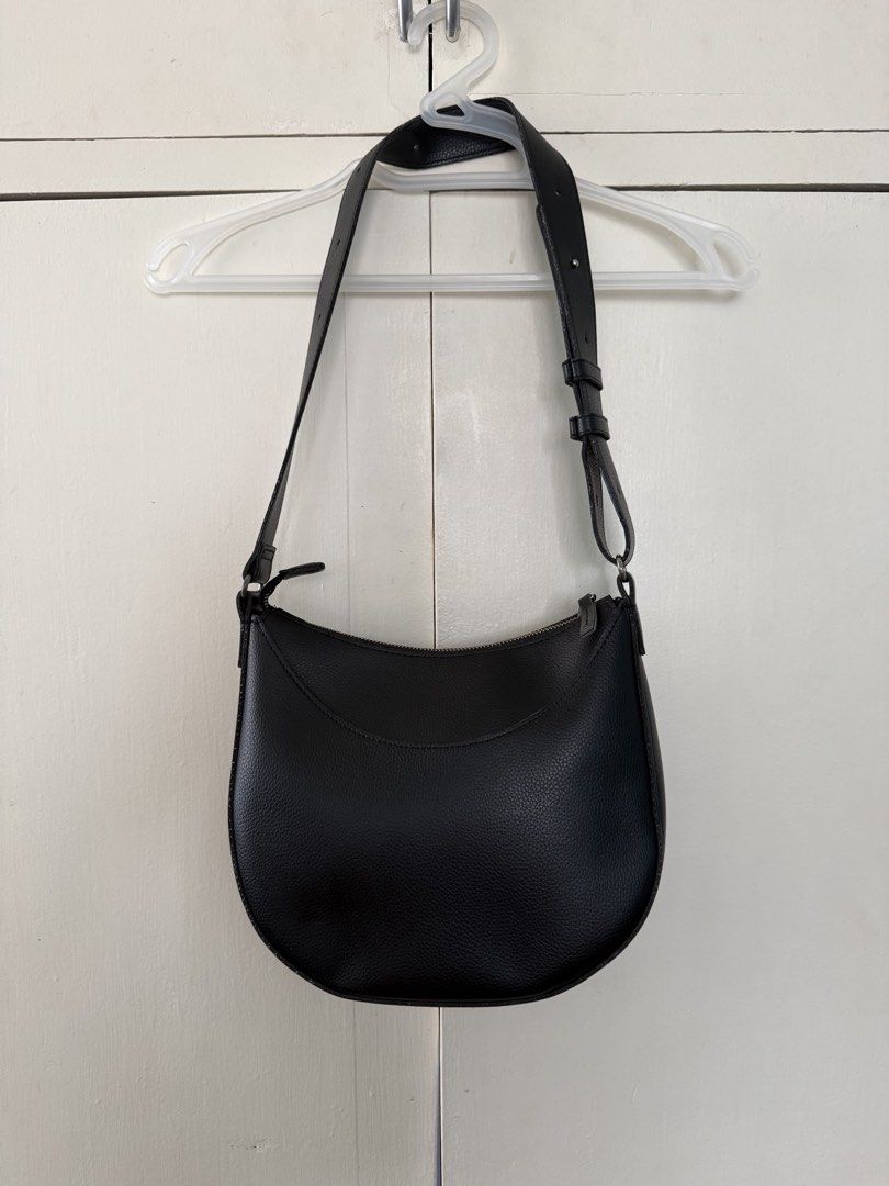Uniqlo Black Shoulder Bag (Category: Shoulder Bags) located in San Carlos City. Submitted by achisfinds (Listing ID 1447059660, Image 1). Description: Uniqlo authentic Single strap with zipper closure.