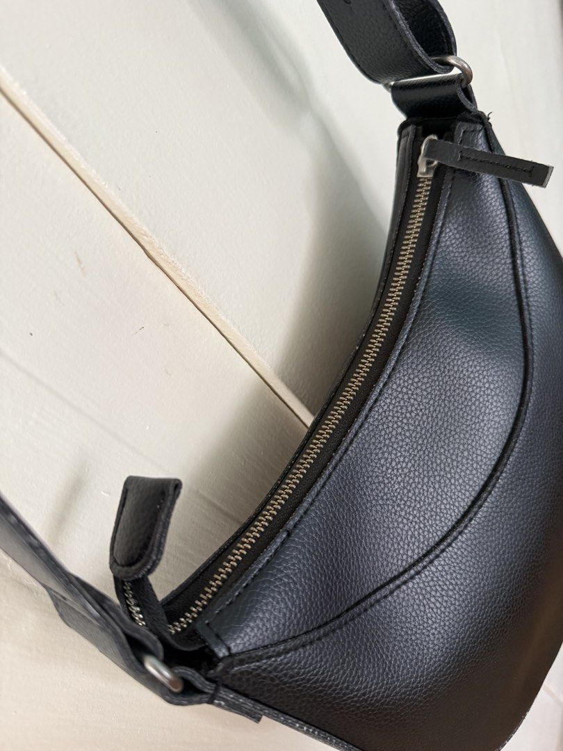 Uniqlo Black Shoulder Bag (Category: Shoulder Bags) located in San Carlos City. Submitted by achisfinds (Listing ID 1447059660, Image 2). Description: Uniqlo authentic Single strap with zipper closure.