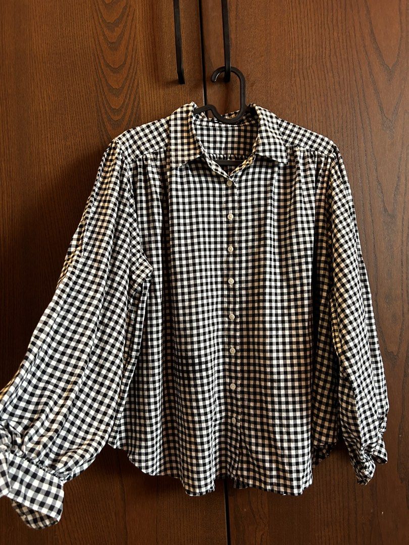 UNIQLO C Gingham Shirt (Category: Shirts) located in Selayang. Submitted by nabilrshd (Listing ID 1446947394, Image 2). Description: - Classic black and white gingham pattern - Long sleeves with gathered cuffs - Relaxed, comfortable fit - Exclusive UNIQLO C collection - Ideal for everyday casual wear.